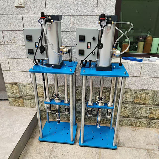 What is a pneumatic injection molding machine?