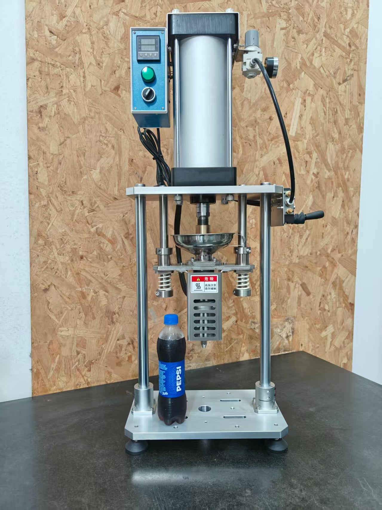 High-efficiency desktop injection molding machine