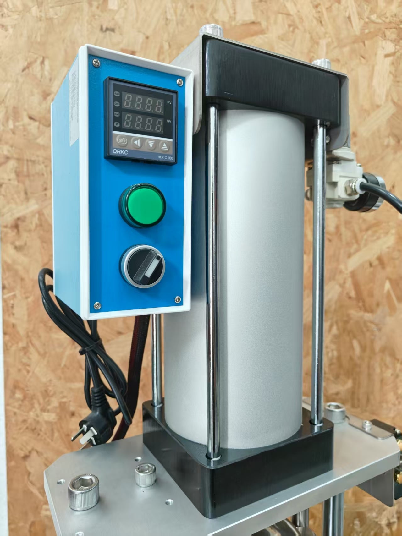 High-efficiency desktop injection molding machine