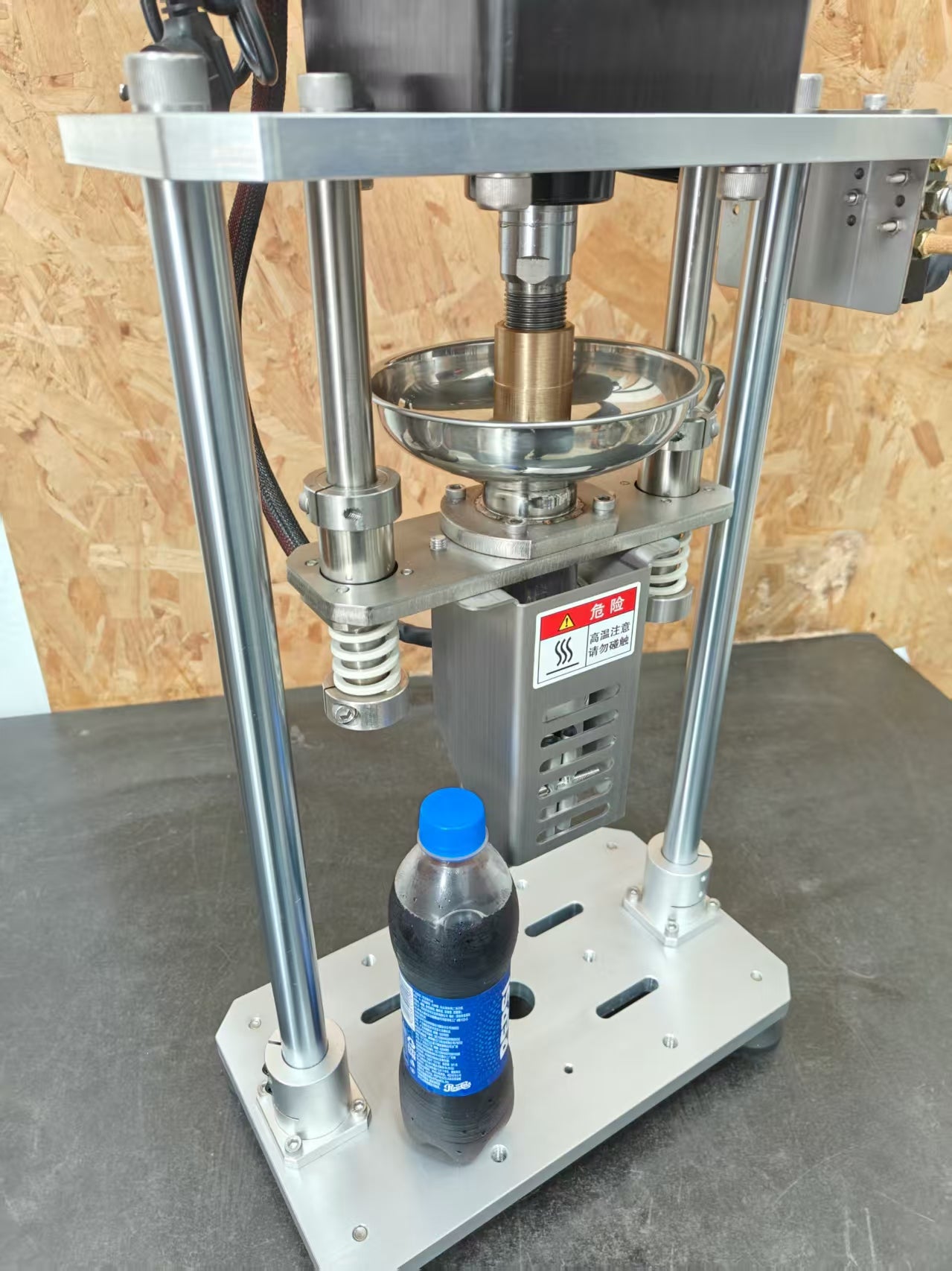 High-efficiency desktop injection molding machine