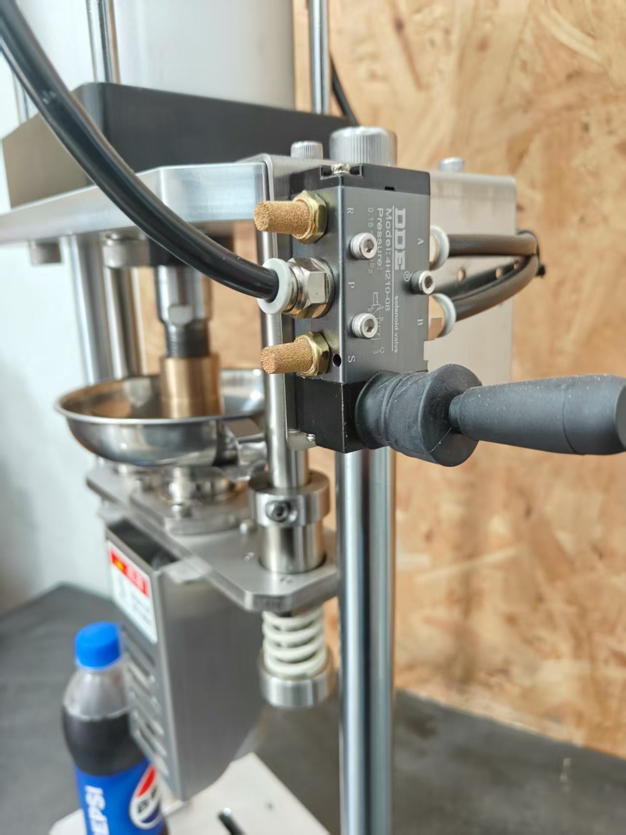 High-efficiency desktop injection molding machine